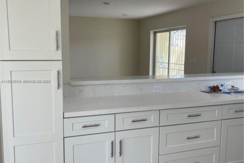 Снять в аренду таунхаус в Майами, Флорида 3 спальни, 115.76м2, № 1995371 - фото 18