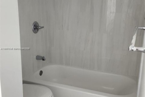 Снять в аренду таунхаус в Майами, Флорида 3 спальни, 115.76м2, № 1995371 - фото 10