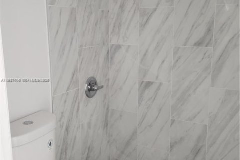 Снять в аренду таунхаус в Майами, Флорида 3 спальни, 115.76м2, № 1995371 - фото 11