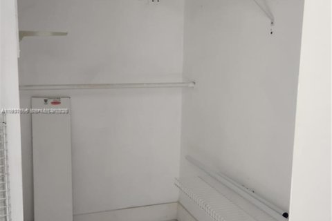 Снять в аренду таунхаус в Майами, Флорида 3 спальни, 115.76м2, № 1995371 - фото 12