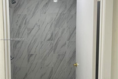 Снять в аренду таунхаус в Майами, Флорида 3 спальни, 115.76м2, № 1995371 - фото 15