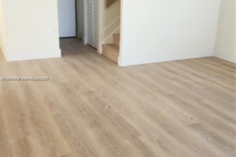 Снять в аренду таунхаус в Майами, Флорида 3 спальни, 115.76м2, № 1995371 - фото 2