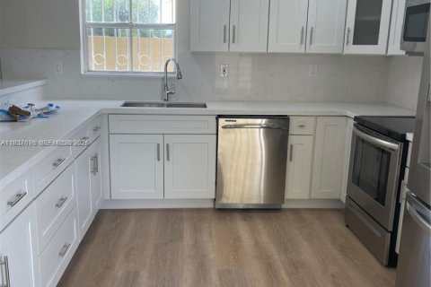 Снять в аренду таунхаус в Майами, Флорида 3 спальни, 115.76м2, № 1995371 - фото 7