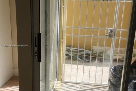 Снять в аренду таунхаус в Майами, Флорида 3 спальни, 115.76м2, № 1995371 - фото 5