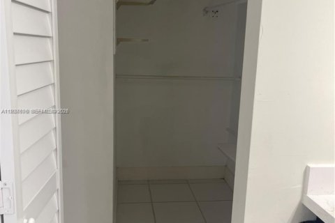 Снять в аренду таунхаус в Майами, Флорида 3 спальни, 115.76м2, № 1995371 - фото 16