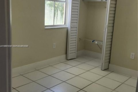 Снять в аренду таунхаус в Майами, Флорида 3 спальни, 115.76м2, № 1995371 - фото 14