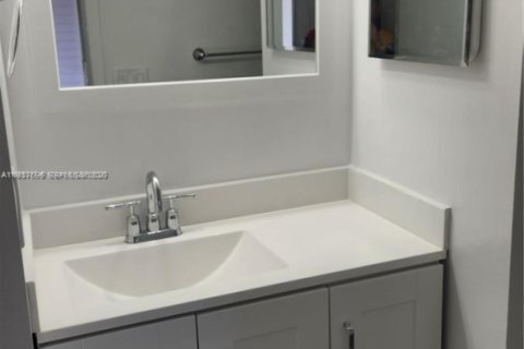 Снять в аренду таунхаус в Майами, Флорида 3 спальни, 115.76м2, № 1995371 - фото 9