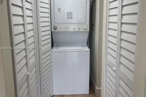 Снять в аренду таунхаус в Майами, Флорида 3 спальни, 115.76м2, № 1995371 - фото 23