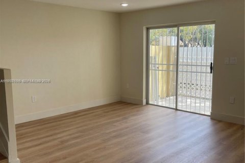 Снять в аренду таунхаус в Майами, Флорида 3 спальни, 115.76м2, № 1995371 - фото 4