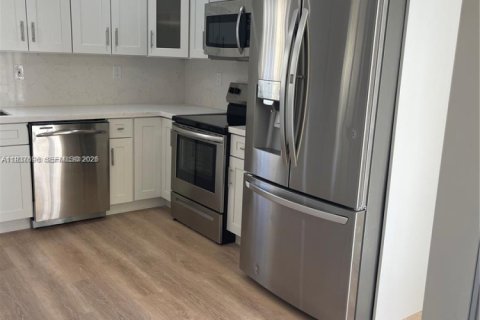 Снять в аренду таунхаус в Майами, Флорида 3 спальни, 115.76м2, № 1995371 - фото 24