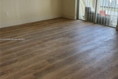 Снять в аренду таунхаус в Майами, Флорида 3 спальни, 115.76м2, № 1995371 - фото 3