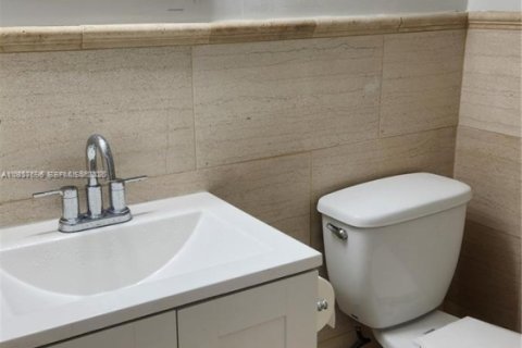 Снять в аренду таунхаус в Майами, Флорида 3 спальни, 115.76м2, № 1995371 - фото 8