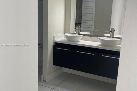 Снять в аренду таунхаус в Майами, Флорида 3 спальни, 115.76м2, № 1995371 - фото 17