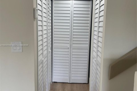 Снять в аренду таунхаус в Майами, Флорида 3 спальни, 115.76м2, № 1995371 - фото 22