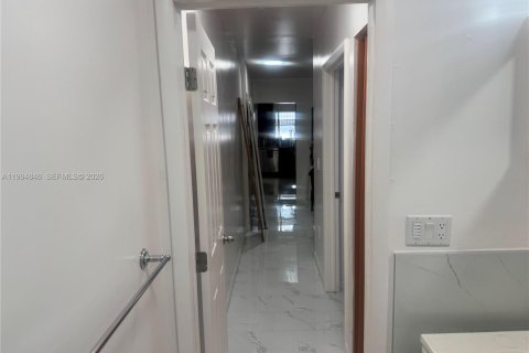 Apartamento en alquiler en Miami, Florida, 1 dormitorio, 167.6 m2 № 2058510 - foto 8