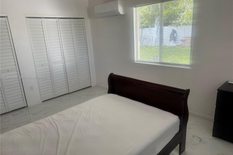 Apartamento en alquiler en Miami, Florida, 1 dormitorio, 167.6 m2 № 2058510 - foto 2