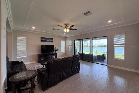 House in Wesley Chapel, Florida 5 bedrooms, 425.12 sq.m. № 2329697 - photo 10