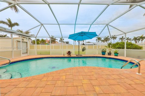 House in Cape Coral, Florida 4 bedrooms, 165.55 sq.m. № 2176436 - photo 13