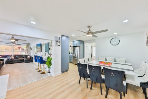 House in Cape Coral, Florida 4 bedrooms, 165.55 sq.m. № 2176436 - photo 29