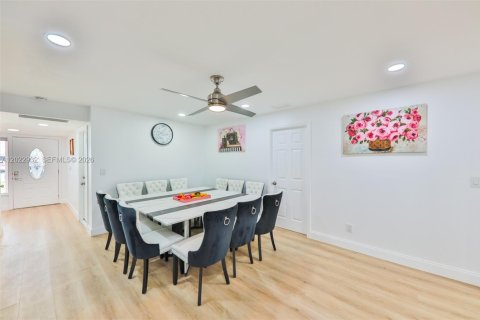 House in Cape Coral, Florida 4 bedrooms, 165.55 sq.m. № 2176436 - photo 27