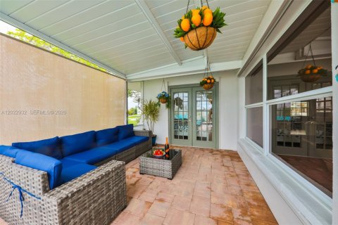 House in Cape Coral, Florida 4 bedrooms, 165.55 sq.m. № 2176436 - photo 17