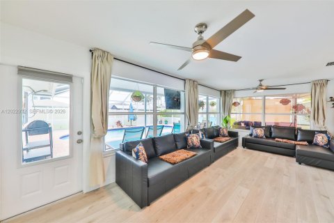 House in Cape Coral, Florida 4 bedrooms, 165.55 sq.m. № 2176436 - photo 23