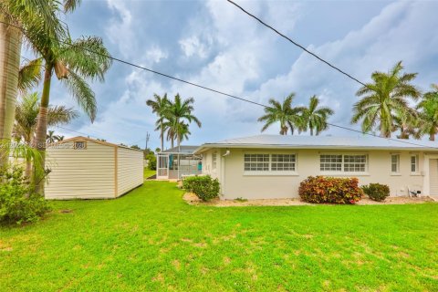 House in Cape Coral, Florida 4 bedrooms, 165.55 sq.m. № 2176436 - photo 4