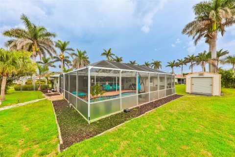 House in Cape Coral, Florida 4 bedrooms, 165.55 sq.m. № 2176436 - photo 6
