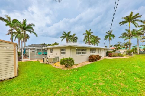 House in Cape Coral, Florida 4 bedrooms, 165.55 sq.m. № 2176436 - photo 3