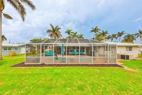House in Cape Coral, Florida 4 bedrooms, 165.55 sq.m. № 2176436 - photo 5