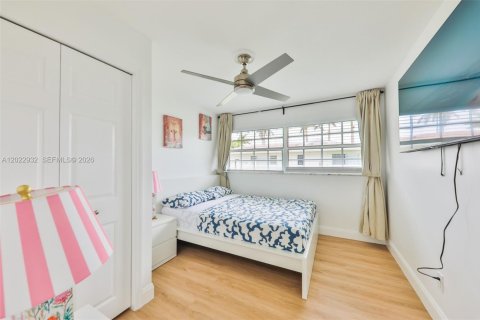 House in Cape Coral, Florida 4 bedrooms, 165.55 sq.m. № 2176436 - photo 30