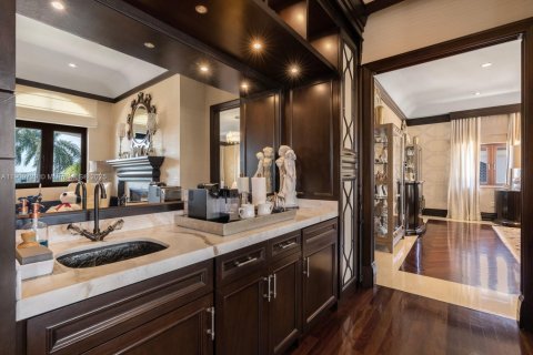 House in Miami Beach, Florida 6 bedrooms, 1036.79 sq.m. № 2013195 - photo 26