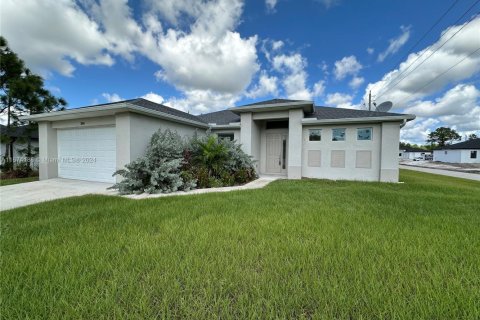 House in Lehigh Acres, Florida 3 bedrooms, 159.23 sq.m. № 1726404 - photo 1