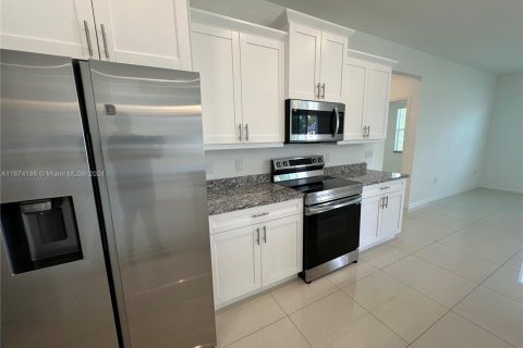 House in Lehigh Acres, Florida 3 bedrooms, 159.23 sq.m. № 1726404 - photo 16