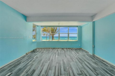 Condo in Hollywood, Florida, 1 bedroom  № 1708671 - photo 2