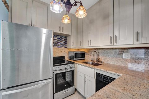 Condo in Hollywood, Florida, 1 bedroom  № 1708671 - photo 11