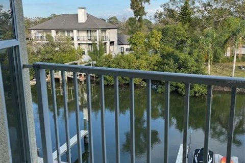 Townhouse in Oldsmar, Florida 3 bedrooms, 170.38 sq.m. № 2123720 - photo 3