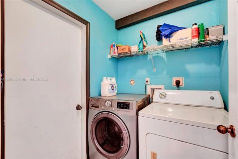 Casa en venta en Pembroke Pines, Florida, 3 dormitorios, 182.55 m2 № 1800700 - foto 24