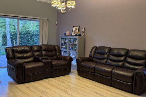 Casa en venta en Pembroke Pines, Florida, 3 dormitorios, 182.55 m2 № 1800700 - foto 3