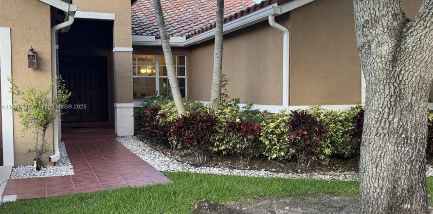 Casa en Pembroke Pines, Florida 3 dormitorios, 182.55 m2 № 1800700