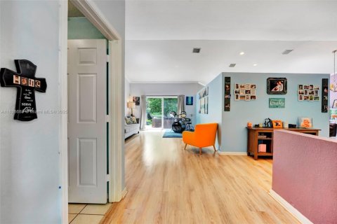 Casa en venta en Pembroke Pines, Florida, 3 dormitorios, 182.55 m2 № 1800700 - foto 9
