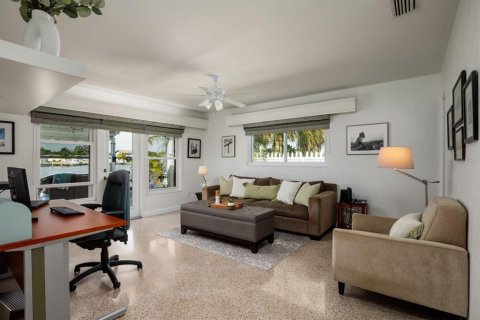 House in Saint Petersburg, Florida 3 bedrooms, 224.27 sq.m. № 1663169 - photo 25