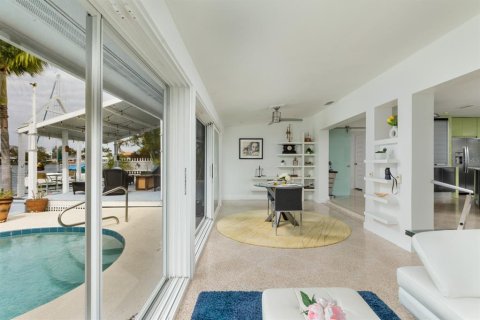 House in Saint Petersburg, Florida 3 bedrooms, 224.27 sq.m. № 1663169 - photo 12