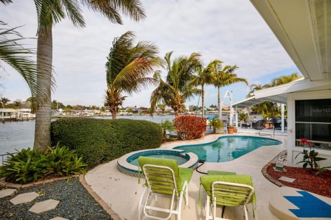 House in Saint Petersburg, Florida 3 bedrooms, 224.27 sq.m. № 1663169 - photo 3