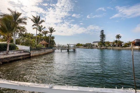 House in Saint Petersburg, Florida 3 bedrooms, 224.27 sq.m. № 1663169 - photo 4