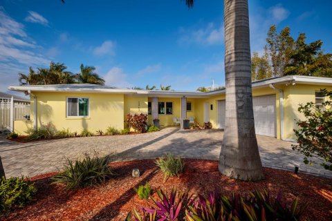House in Saint Petersburg, Florida 3 bedrooms, 224.27 sq.m. № 1663169 - photo 2