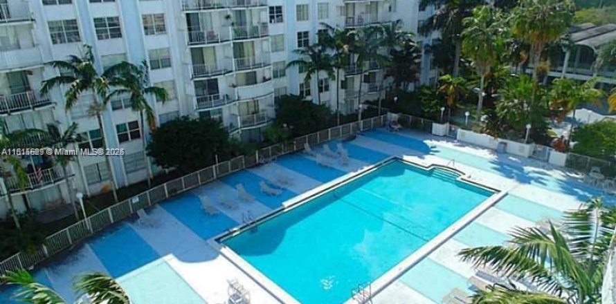 Condominio en Miami, Florida, 1 dormitorio  № 2012197