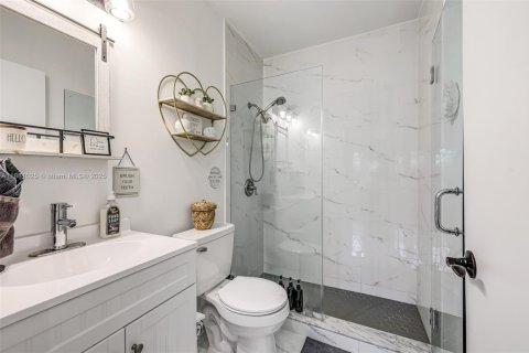 House in Miami, Florida 11 bedrooms, 633.97 sq.m. № 1922124 - photo 27