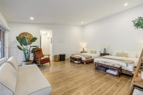 House in Miami, Florida 11 bedrooms, 633.97 sq.m. № 1922124 - photo 19