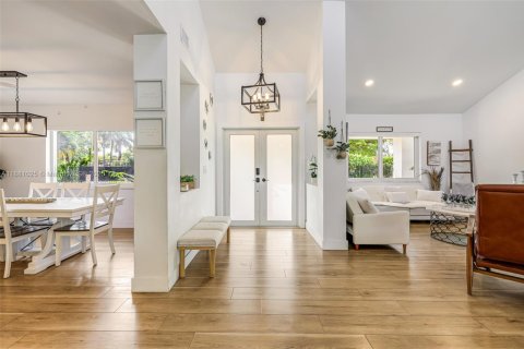 House in Miami, Florida 11 bedrooms, 633.97 sq.m. № 1922124 - photo 4